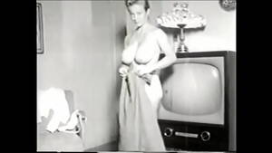 mature floppy tits bent over - Vintage busty beauty bends over bends over TV showing her big tight breasts  for you - XVIDEOS.COM
